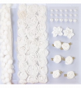 H&C Fun 12214-1401 Pompoms & Flowers Embellishments White